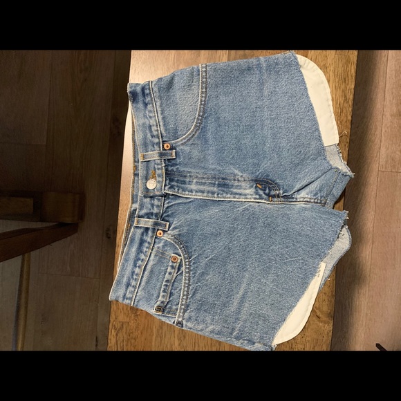 Women’s Levi shorts size 24 - Picture 2 of 2